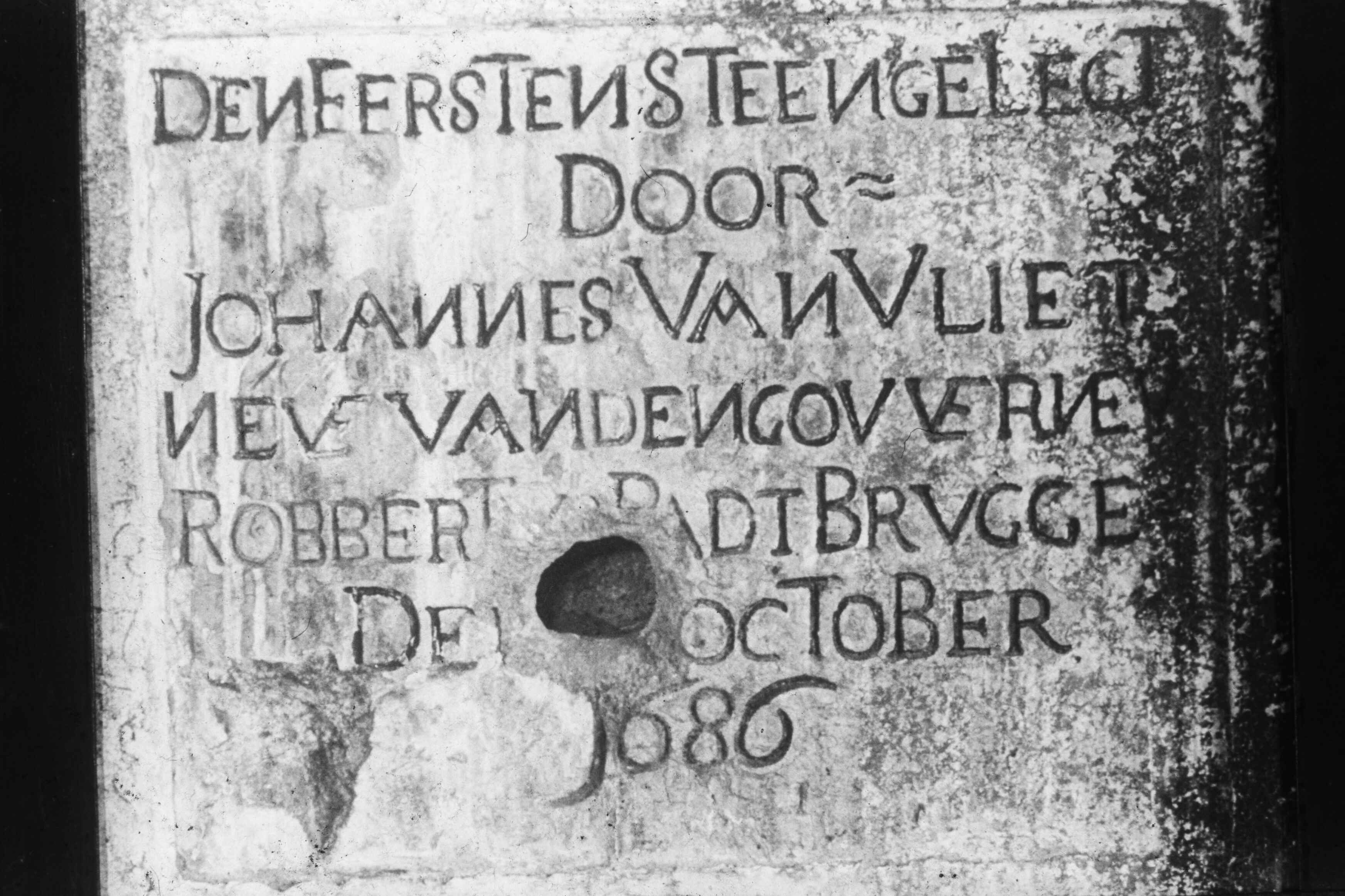 Den eersten steen gelegt 
      Door 
      Johannes van Vlie* 
      Neve van denk govverve*
      Robbert Radtbrvgge
      Den October
      1689
      