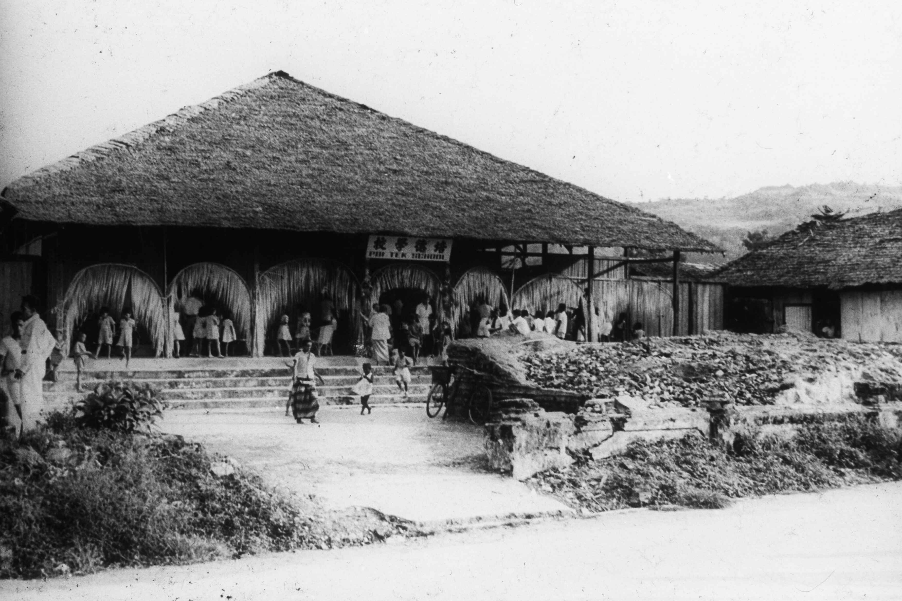 Oude foto van traditioneel gebouw in Ambon