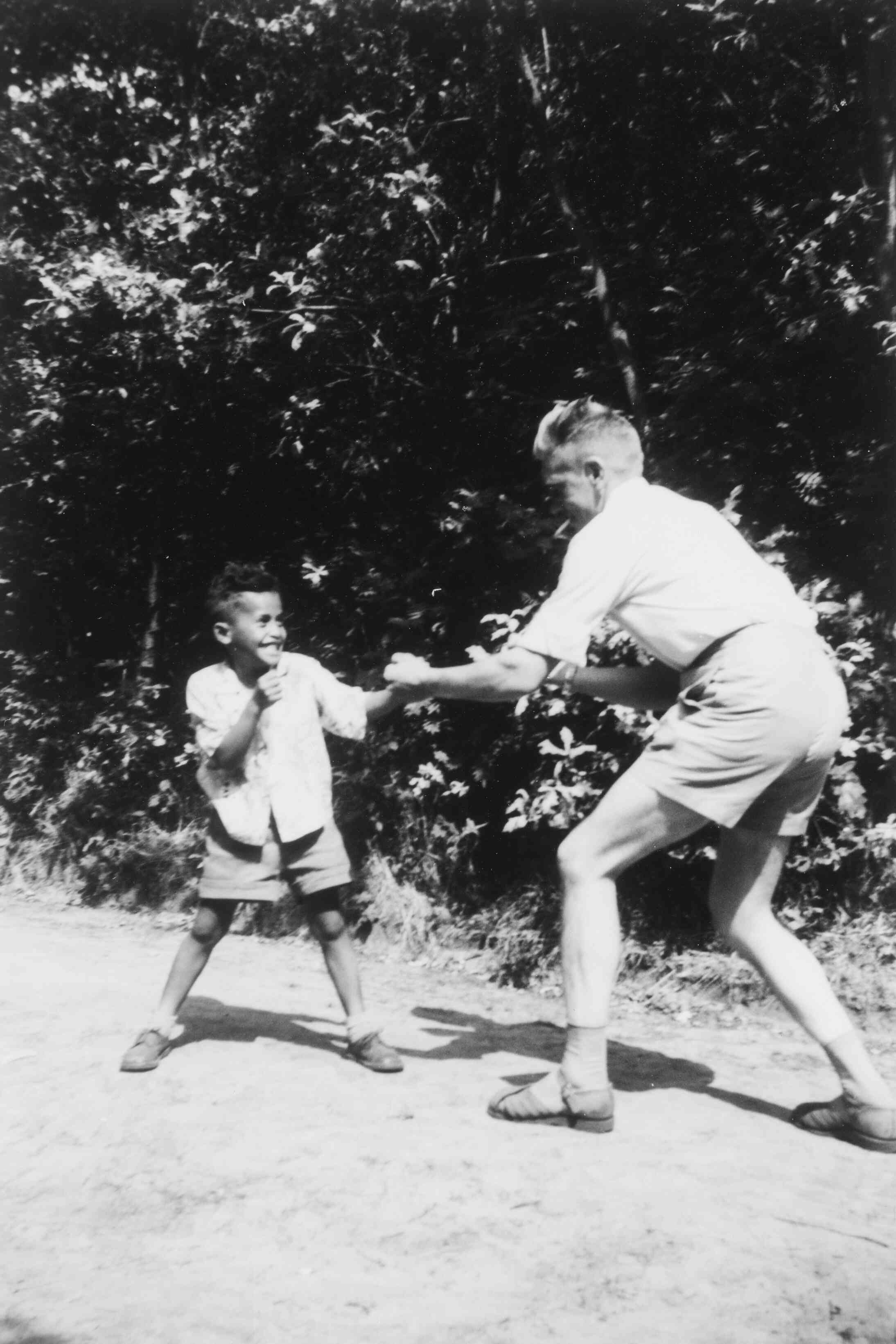 Ambonese kinderen logeren bij pleegouders, rond 1960