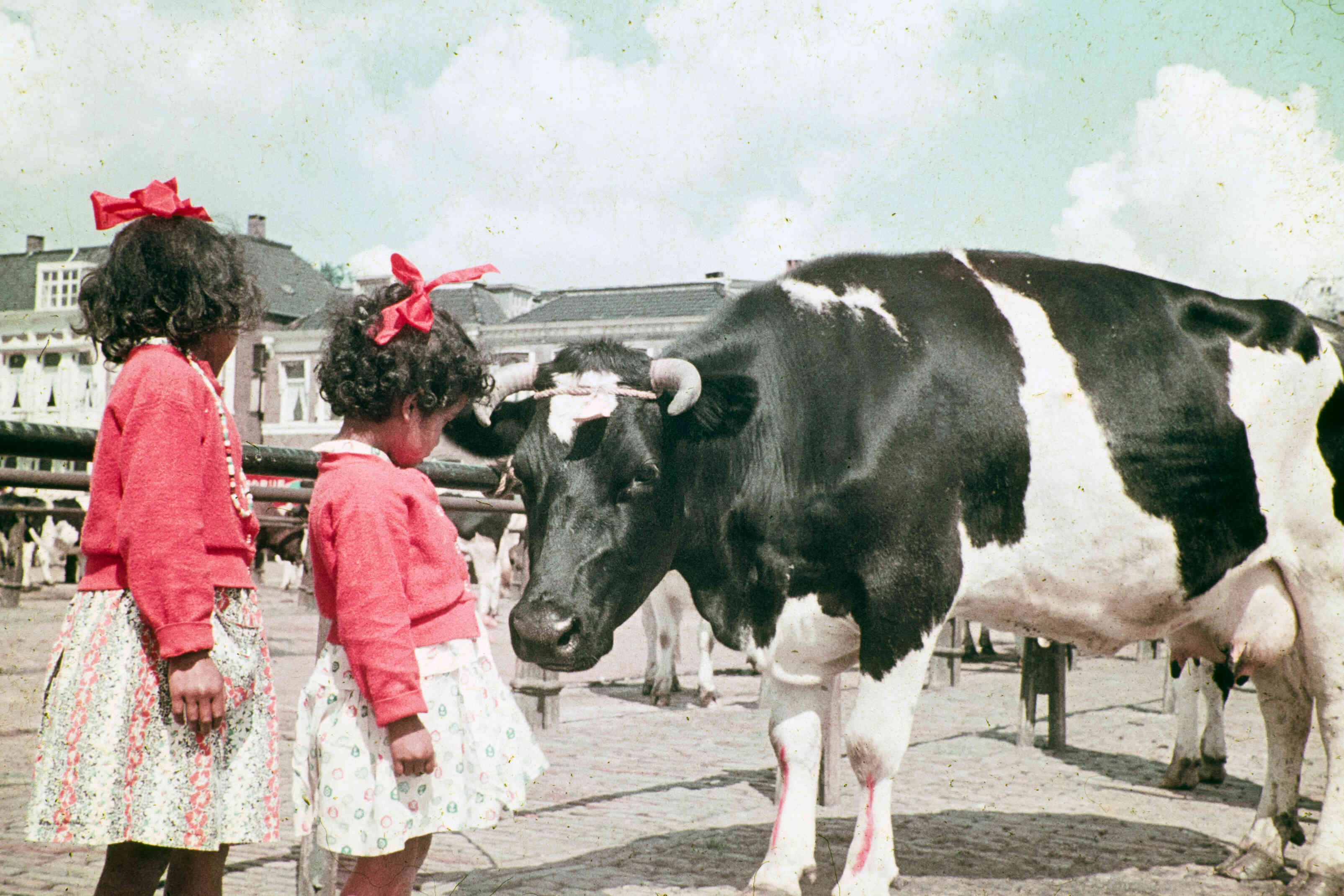 Mooie foto van twee Molukse meisjes bij veemarkt in Leeuwarden.