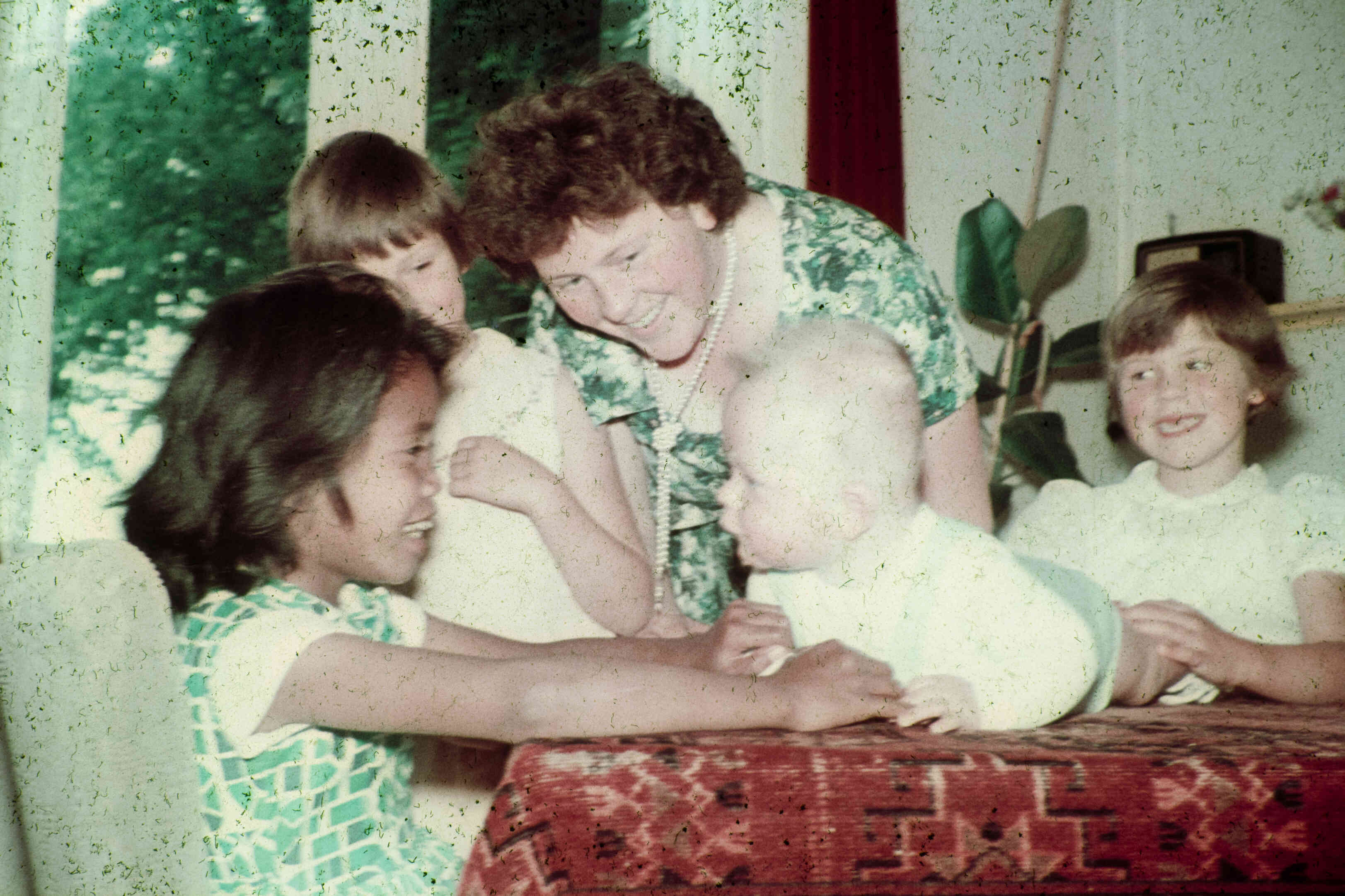 Kinderen uit Ambonezenkampen gaan logeren bij Nederlandse gezinnen, jaren 1950, jaren 1960.