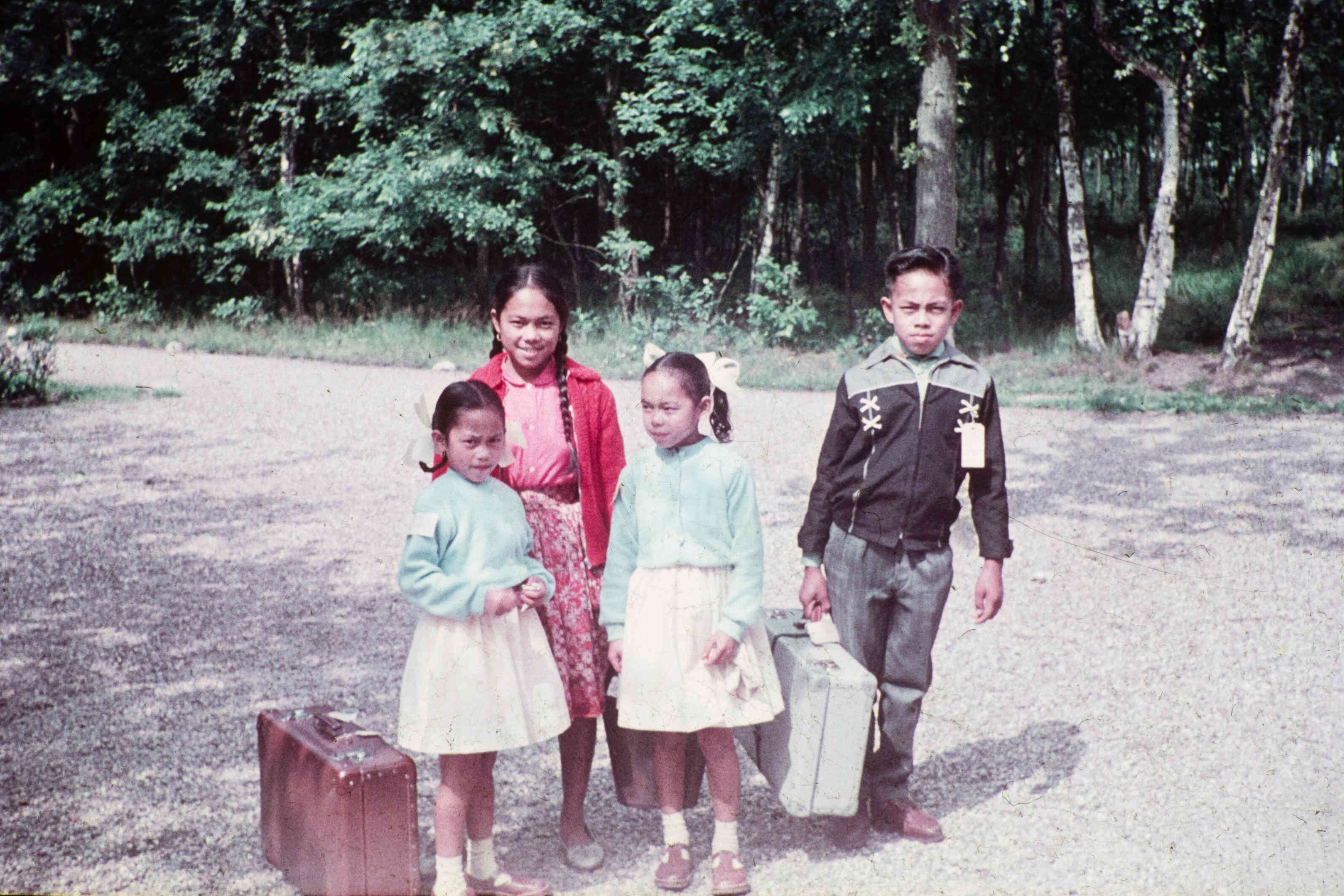 Ambonese kinderen logeren bij Friese pleegouders, rond 1960